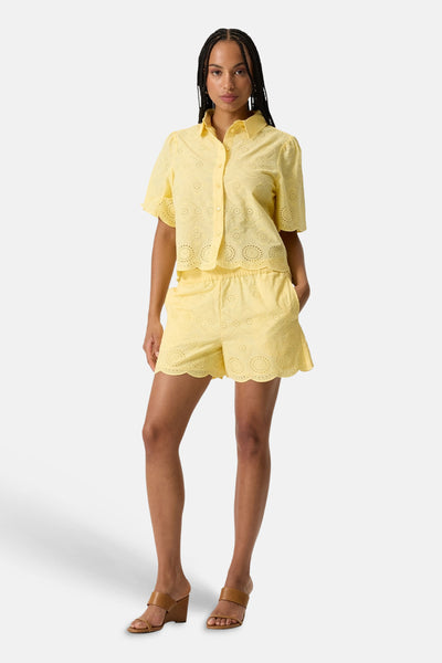 Chemise à manches courtes jaune de GARCIA, broderie anglaise, manches bouffantes, ourlet festonné et short assorti.