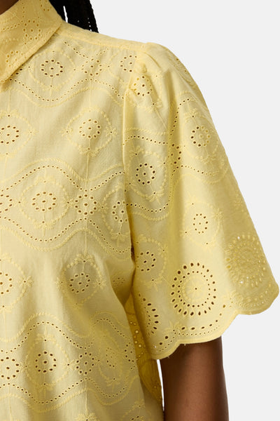 Chemise à manches courtes jaune de GARCIA avec broderie anglaise, manches bouffantes et bord festonné.