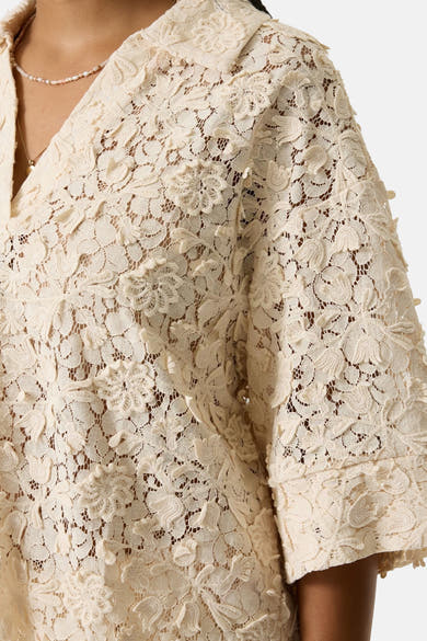 Chemise à manches courtes beige en dentelle florale de GARCIA avec motifs en relief et col chemise.