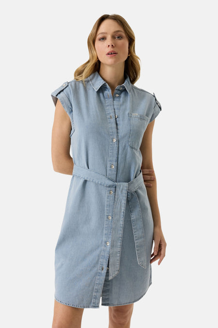 Garcia spijkerblouse in lichtblauw, met ceintuur, korte opgerolde mouwen en borstzak.