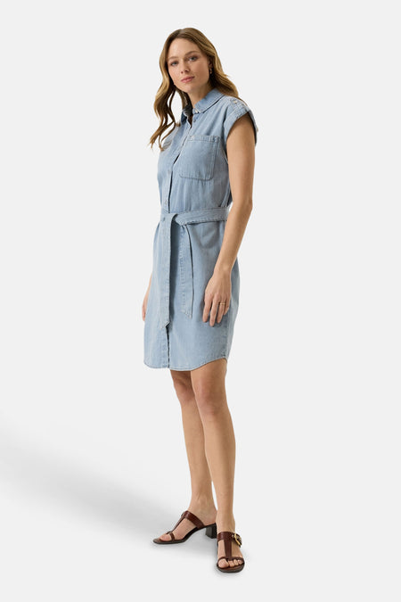 Denim overhemdjurk in lichtblauw van GARCIA, met riem, borstzakken en bruine sandalen.