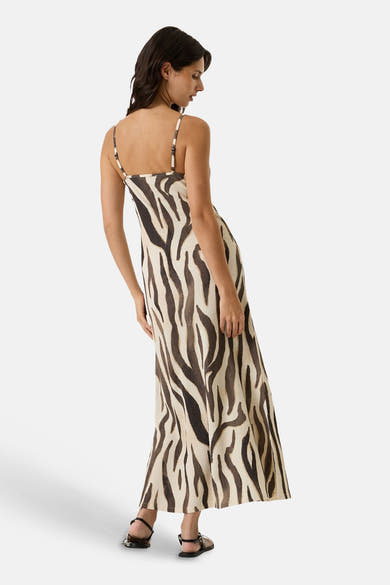Robe longue plissée multicolore à imprimé zèbre de GARCIA, vue de dos sur un modèle portant des sandales noires.