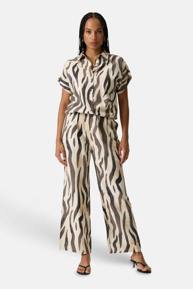 Multikleurige broek van GARCIA met crème en donkerbruine zebraprint, wijde pasvorm met elastische tailleband.