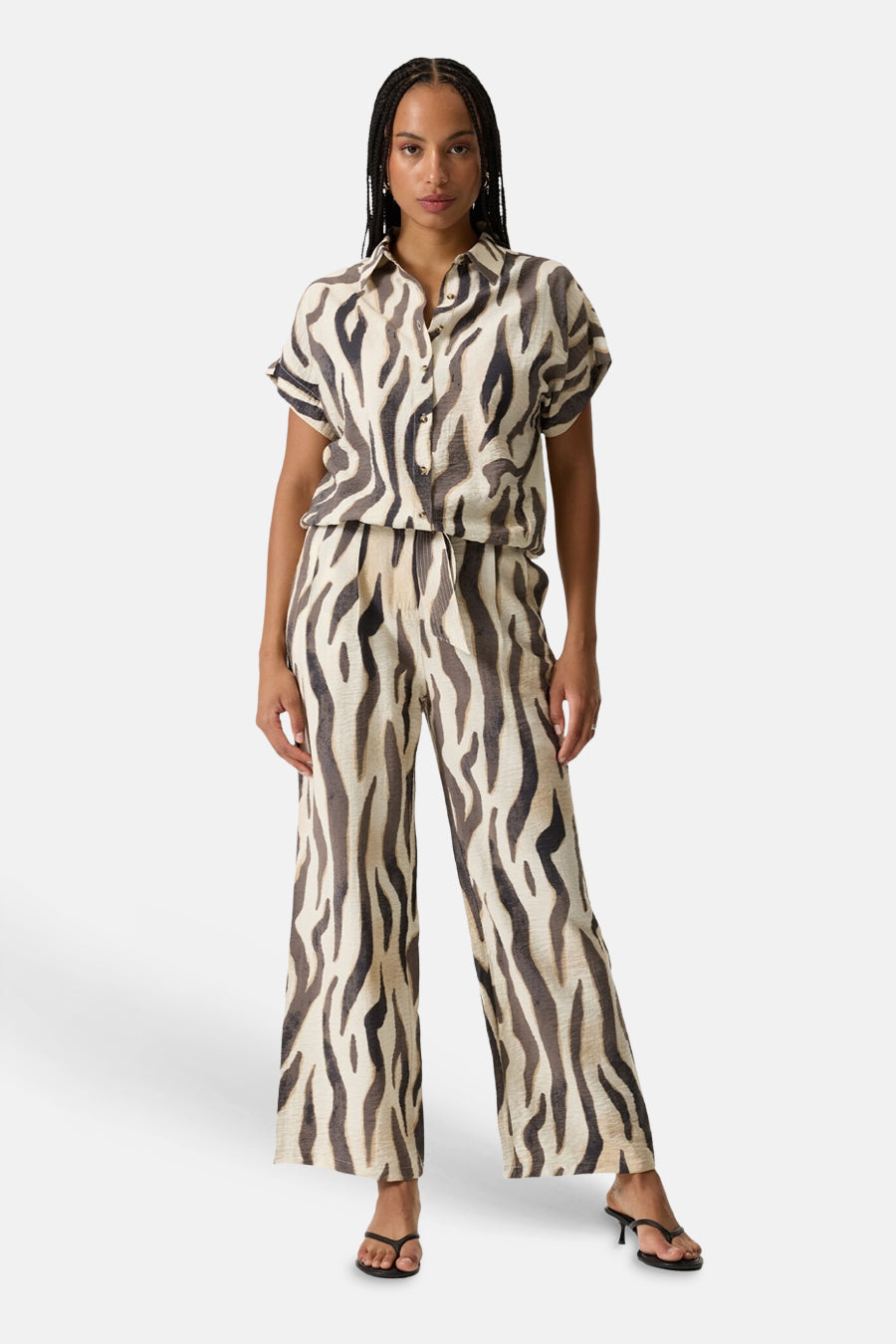 Pantalon multicolore de GARCIA, imprimé zèbre texturé à coupe large, porté avec une chemise assortie.