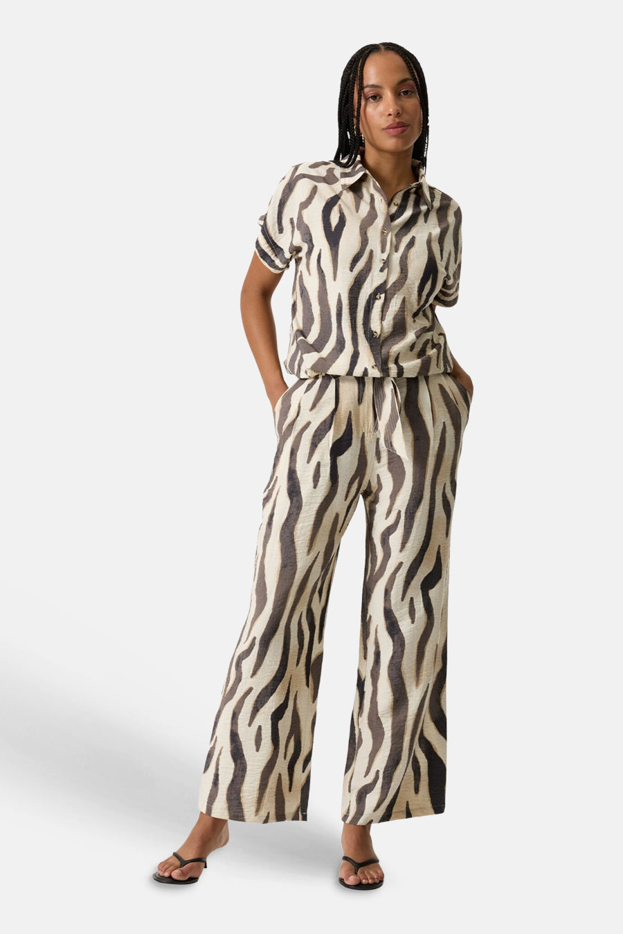 Pantalon multicolore de GARCIA à imprimé zèbre crème et marron foncé, coupe large avec taille élastique.