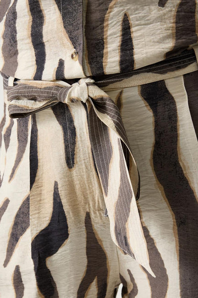 Multikleurige broek van GARCIA met bruin en beige zebraprint, met een strikceintuur in de taille en een getextureerde stof.