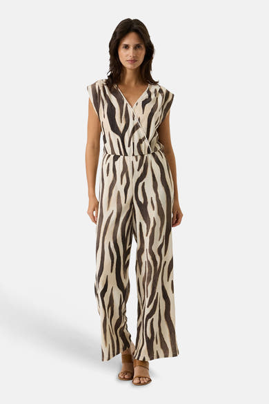 Multikleurige jumpsuit met zebraprint van GARCIA, met wikkelkraag versierd met kleine pompons en een gekreukte textuur.