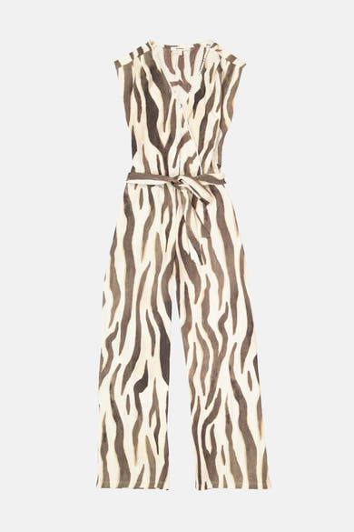 Garcia zebraprint jumpsuit in bruin en crème, mouwloos, wikkelhals met witte pompons en een strikceintuur in de taille.