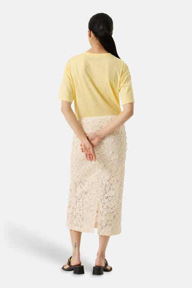 Jupe 3/4 beige de GARCIA en dentelle florale avec fente arrière, vue de dos.