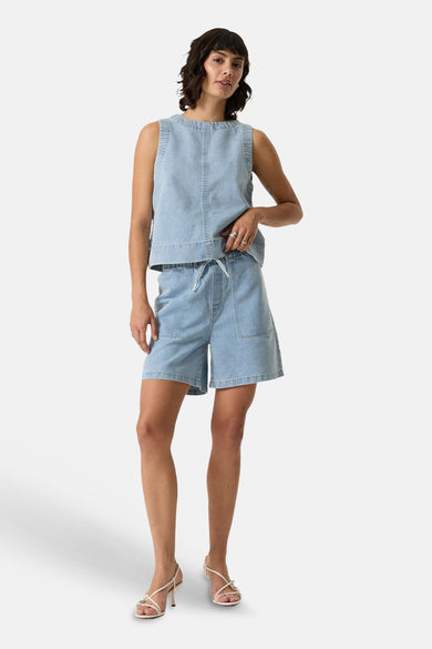 Short en jean bleu clair de GARCIA, taille élastique avec cordon, porté avec débardeur assorti et sandales.