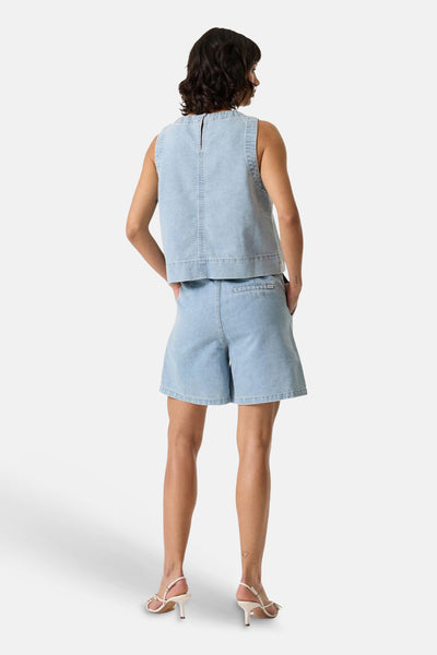 Short en jean bleu clair de GARCIA, coupe décontractée, vue de dos.