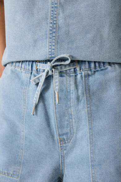 Short en jean bleu clair de GARCIA, avec taille élastiquée et cordon de serrage à embouts argentés.