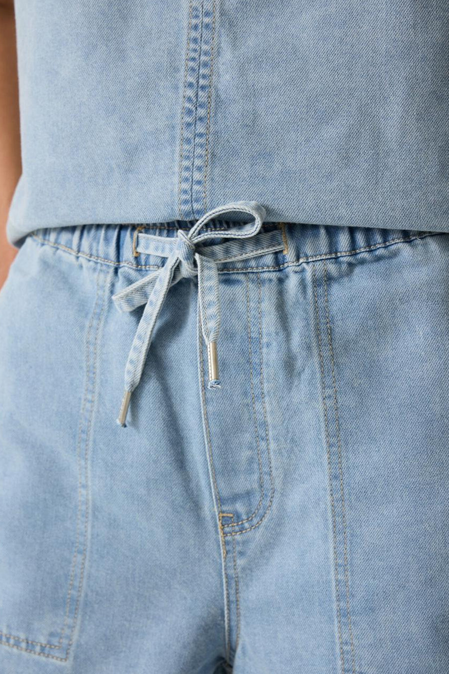 Short en jean bleu clair de GARCIA, avec taille élastiquée et cordon de serrage à embouts argentés.