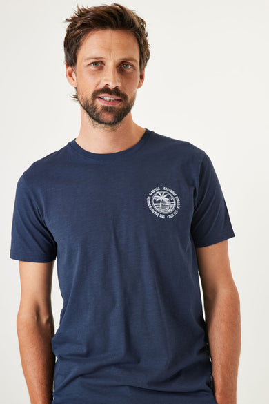 T-shirt à manches courtes bleu van GARCIA avec un imprimé logo sur la poitrine gauche.