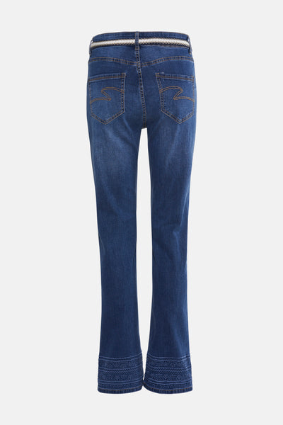 Middelblauwe rechte jeans van Zabaione, met decoratieve borduursels aan de zoom.