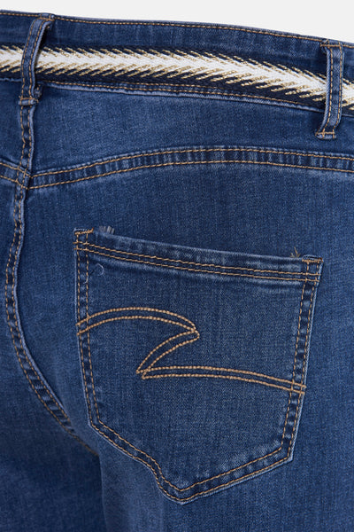 Jean droit bleu moyen de Zabaione avec poche arrière ornée de motifs surpiqués.