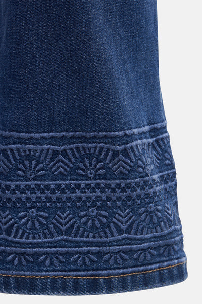 Jean droit bleu moyen de Zabaione, avec broderie décorative à l'ourlet.
