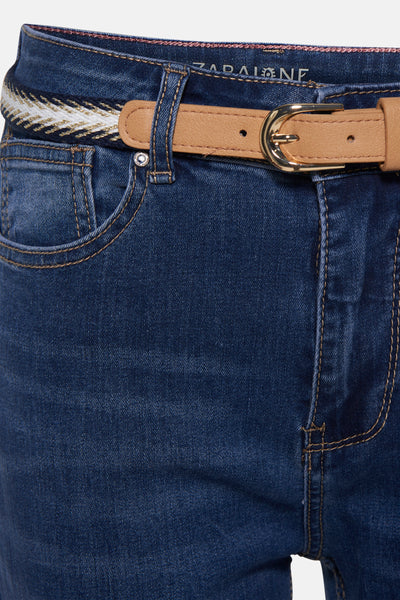 Jean droit bleu moyen de ZABAIONE, avec une ceinture beige et une bordure décorative à motifs géométriques.