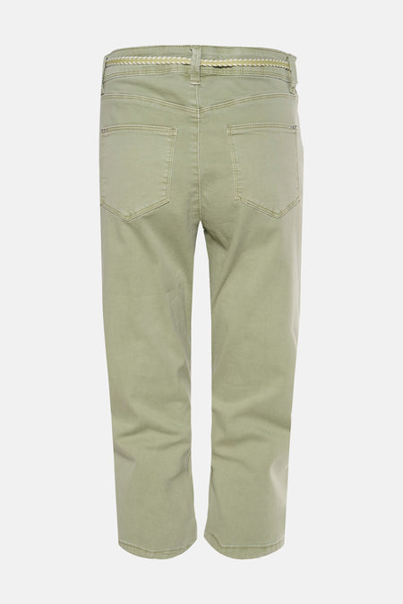 Groene broek van ZABAIONE met een gevlochten riem rond de taille, achtergezicht.