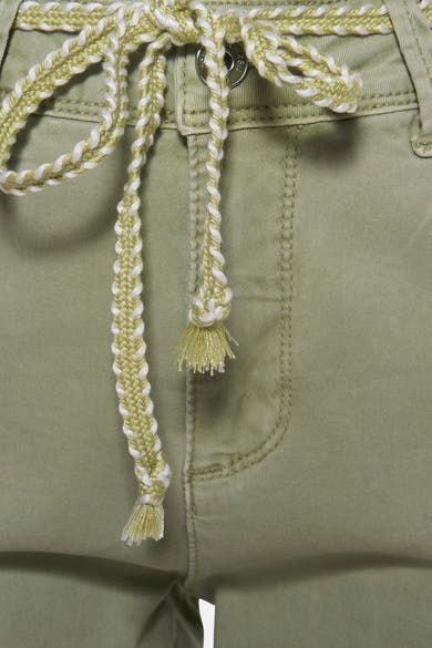 Pantalon vert de Zabaione avec cordon de serrage tressé bicolore, détail de couture verticale sur le devant.
