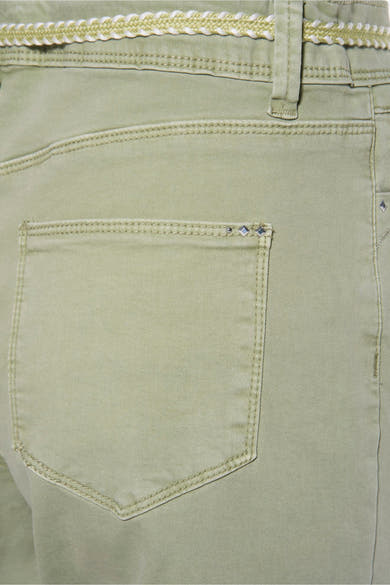 Pantalon vert by ZABAIONE, avec poche arrière ornée de détails métalliques et ceinture tressée à la taille.