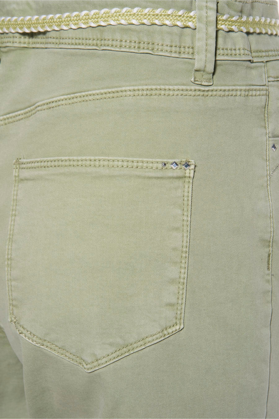 Pantalon vert by ZABAIONE, avec poche arrière ornée de détails métalliques et ceinture tressée à la taille.