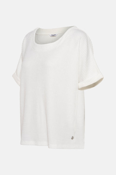 Blouse blanche à manches courtes de ZABAIONE, en maille côtelée avec un petit logo métallique discret.
