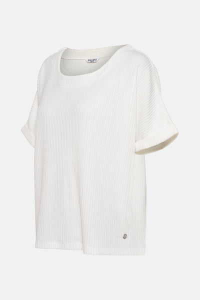 Blouse blanche à manches courtes de ZABAIONE, en maille côtelée avec un petit logo métallique discret.
