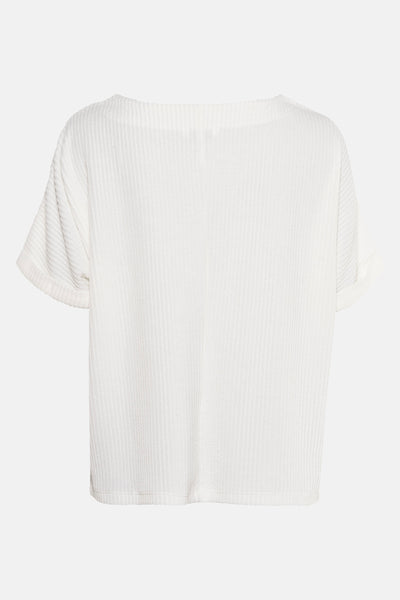 Blouse blanche à manches courtes de Zabaione, texturée avec un motif côtelé fin.