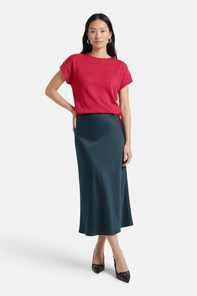 Roze T-shirt met korte mouwen van ZABAIONE, met ruitpatroon en korte mouwen, gedragen met een donkergroene midi-rok.