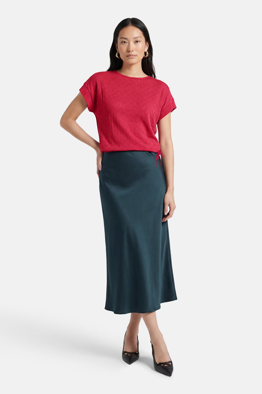Roze T-shirt met korte mouwen van ZABAIONE, met ruitpatroon en korte mouwen, gedragen met een donkergroene midi-rok.