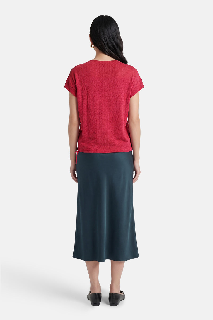 Roze T-shirt met korte mouwen van ZABAIONE, met ruitpatroon met textuur, gedragen met een donkergroene rok.