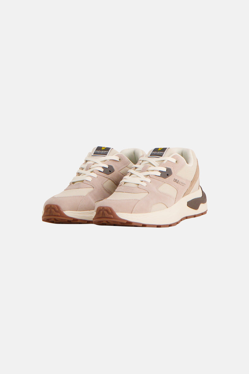 Baskets beiges en suède par Lyle & Scott, avec semelles marron et lacets écrus.