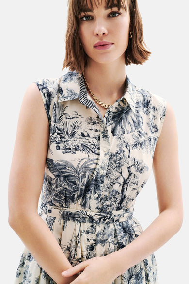 Robe multicolore de CAROLL avec imprimé tropical bleu marine et ceinture assortie.