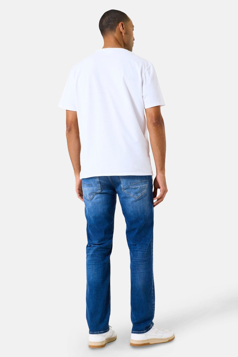 Rechte spijkerbroek in middinblauw denim van GARCIA, gedragen met een wit T-shirt en witte schoenen.