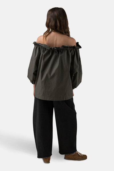 Kaki off-shoulder blouse van ADORE, met lange pofmouwen en ruchedetail.