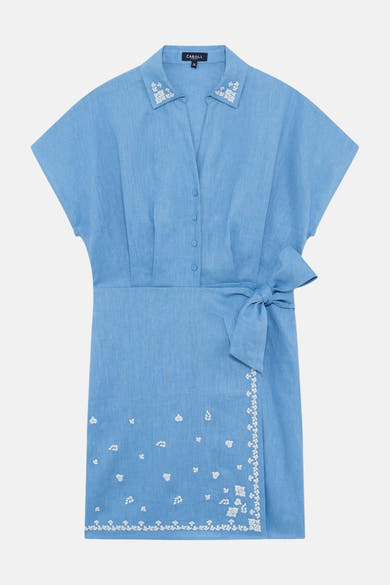 Robe portefeuille bleu clair en lin de CAROLL, brodée de motifs floraux blancs, avec col, manches courtes et nœud à la taille.