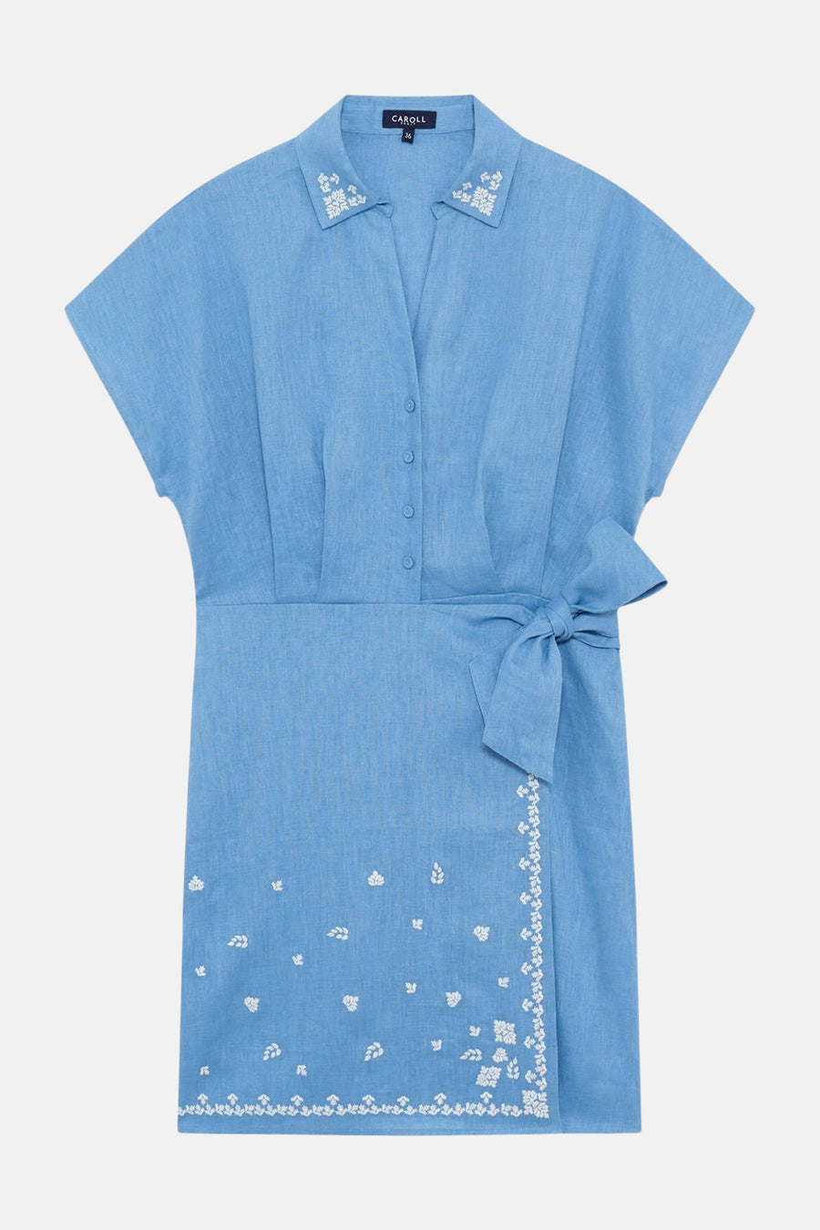Robe portefeuille bleu clair en lin de CAROLL, brodée de motifs floraux blancs, avec col, manches courtes et nœud à la taille.