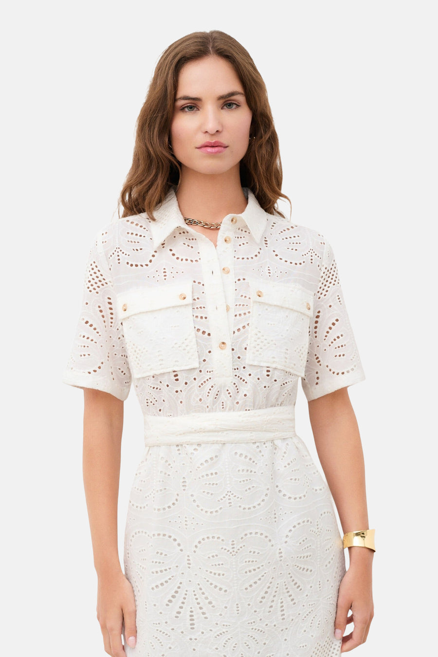 Robe blanche ajourée de CAROLL, avec ceinture à la taille, poches poitrine et boutons dorés.