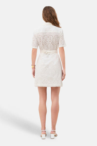 Robe blanche ajourée de CAROLL, courte, avec ceinture nouée et col chemise.