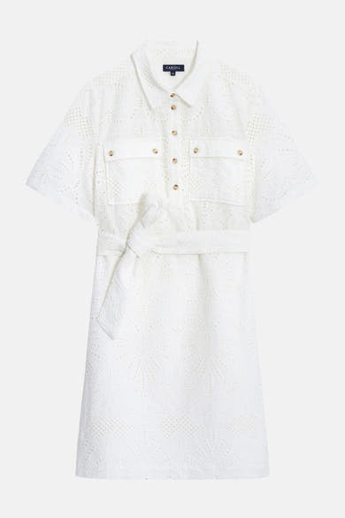 Robe blanche ajourée de CAROLL, avec ceinture nouée, poches à rabat et boutons.