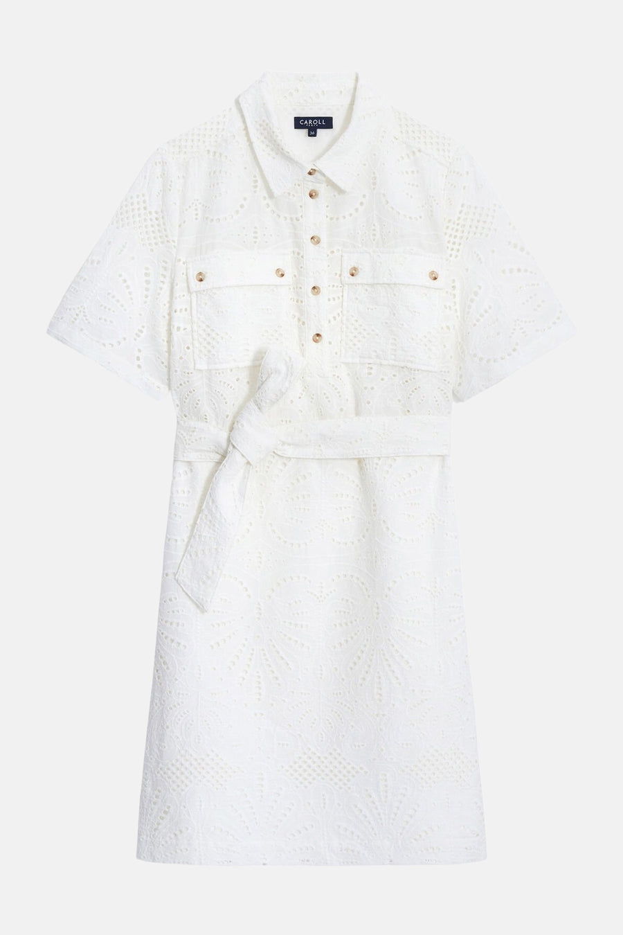 Robe blanche ajourée de CAROLL, avec ceinture nouée, poches à rabat et boutons.