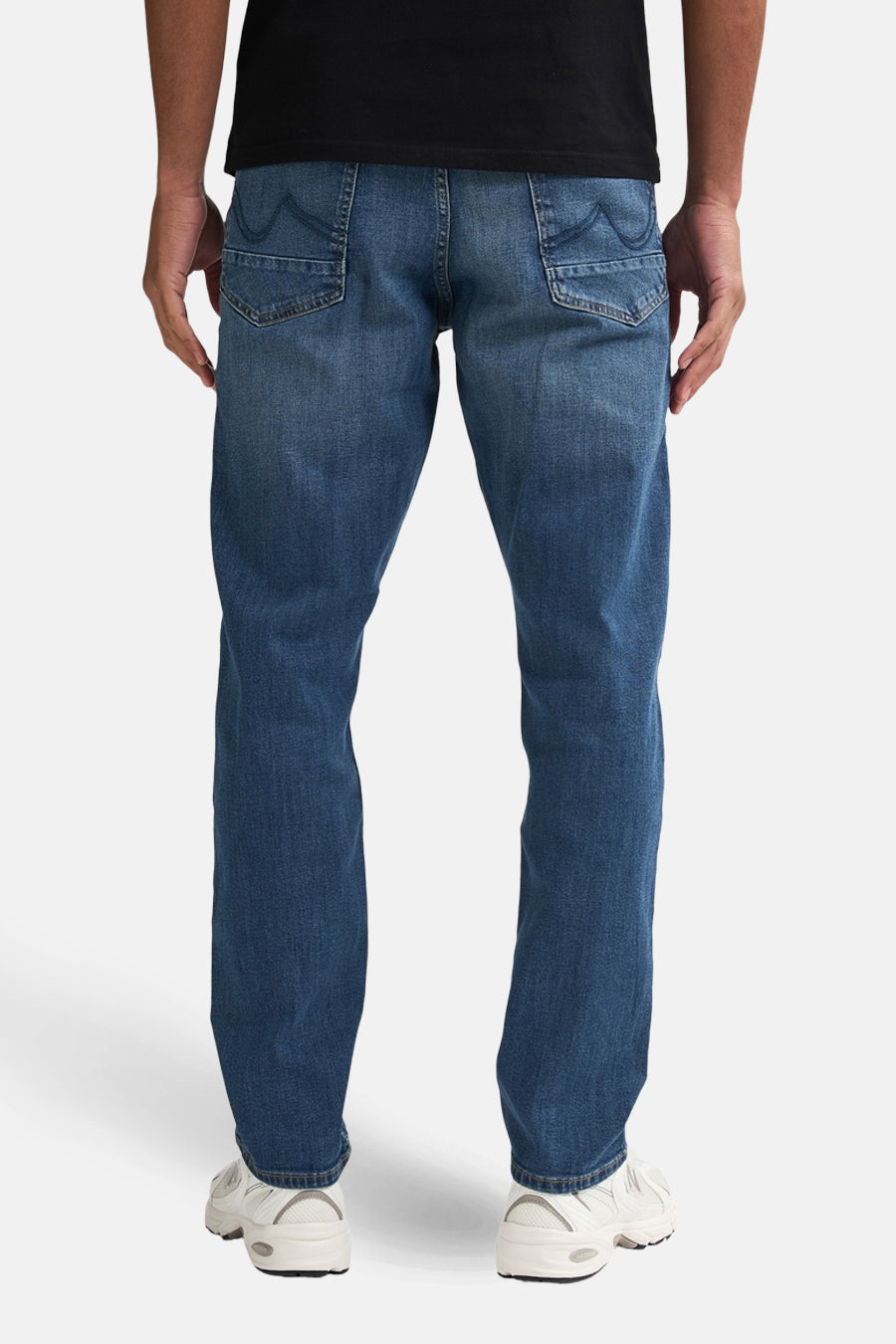 Jean tapered bleu moyen de Petrol Industries®, avec des poches arrière distinctives et une coupe moderne.
