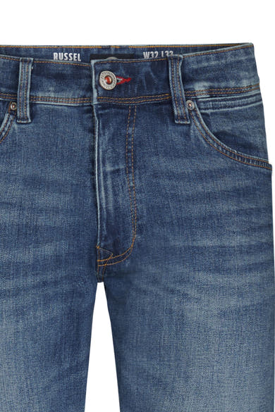 Jeans fuselés bleu moyen de Petrol Industries, avec détails de couture contrastés et bouton de fermeture apparent.
