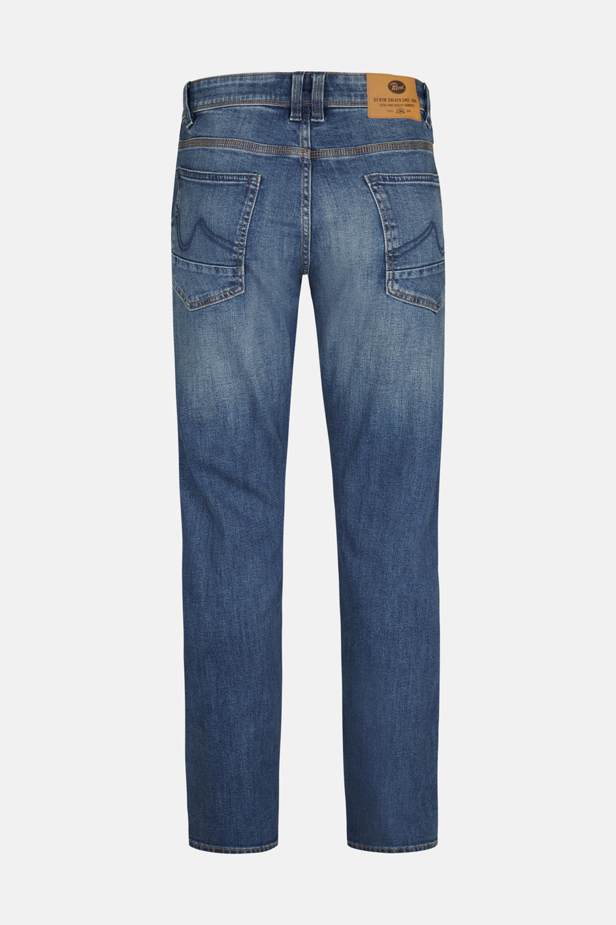 Jean tapered bleu moyen de Petrol Industries®, avec des poches arrière à motifs et une texture délavée.