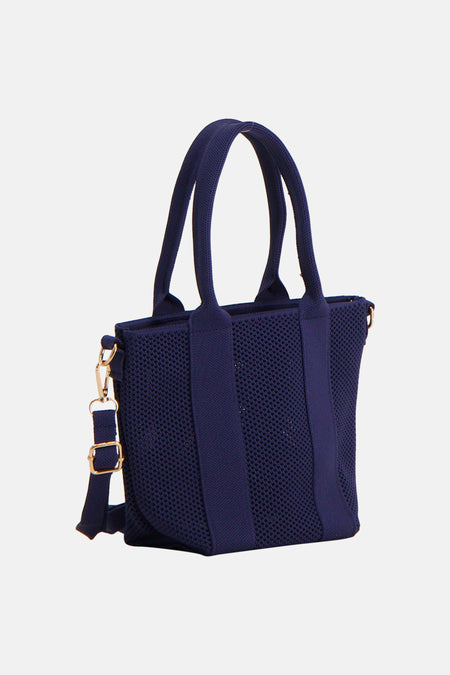 Sac à bandoulière bleu marine de Access® en maille tricotée avec poignées et bandoulière amovible, détails dorés.