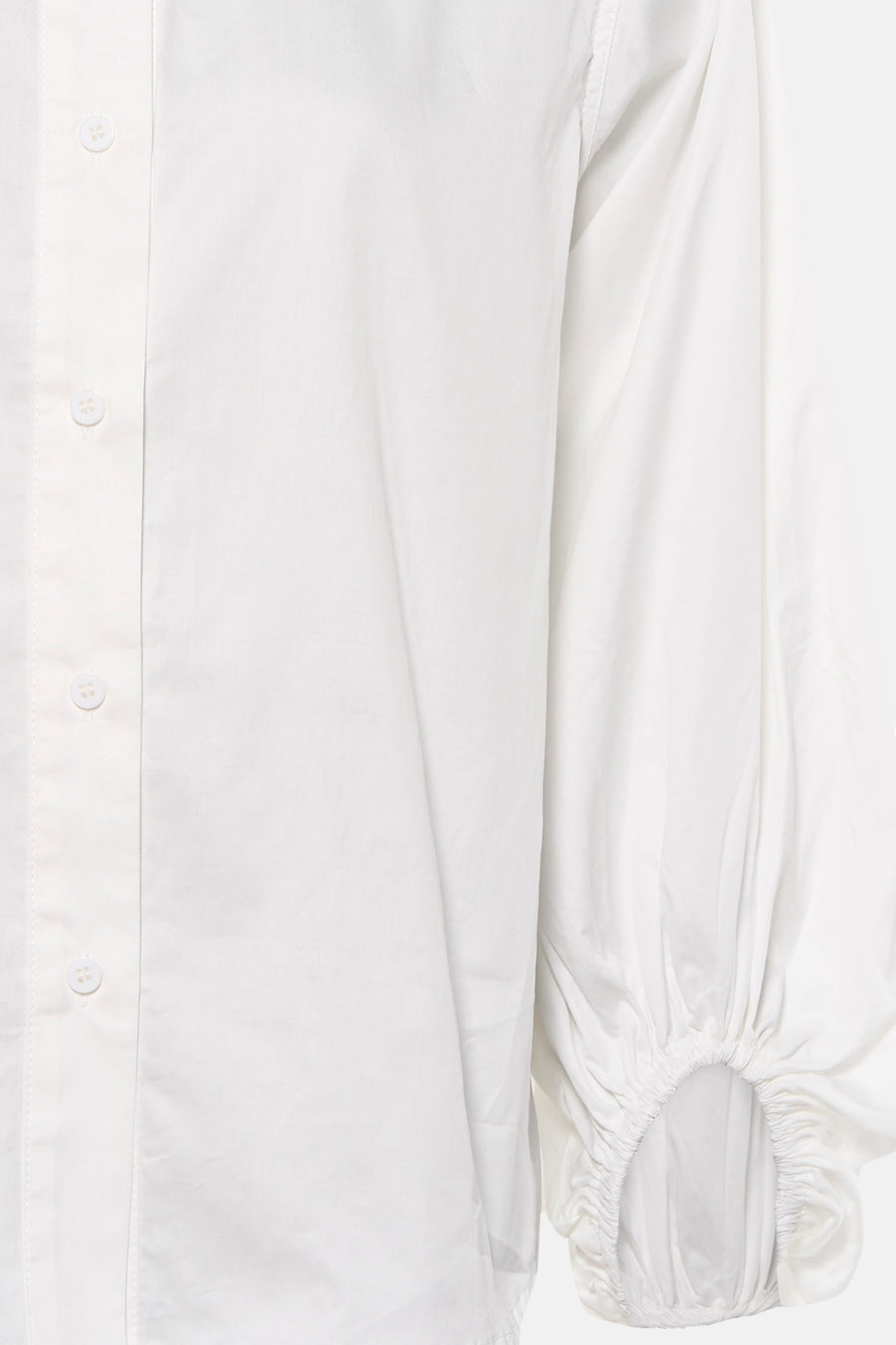 Blouse à manches longues écru par SENSO, détail de manche bouffante avec ourlet élastiqué et boutons blancs, vue rapprochée
