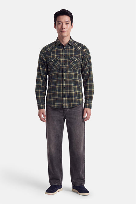 Chemise à manches longues gris à carreaux par SUN 68, deux poches plaquées, vue de face sur modèle portant jeans et chaussures bleues