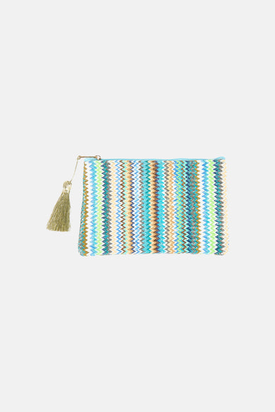 Portefeuille bleu Access® avec motif à chevrons multicolore et détail de pompon doré.