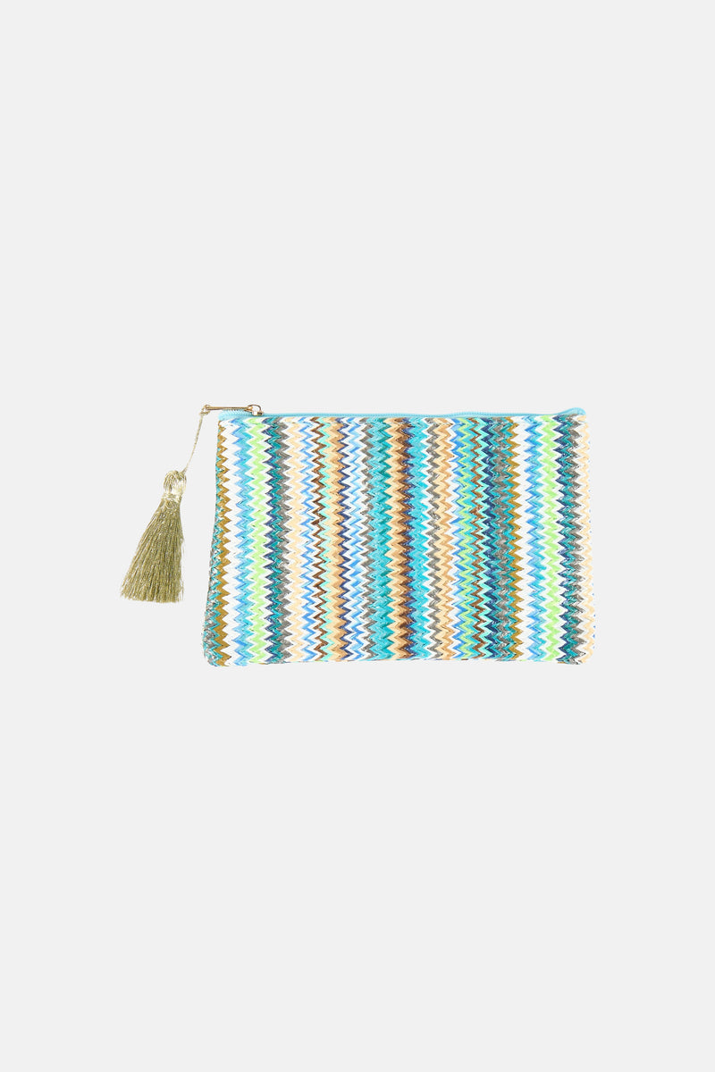 Portefeuille bleu Access® avec motif à chevrons multicolore et détail de pompon doré.